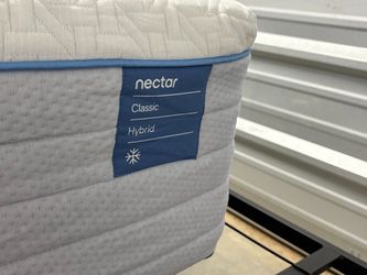 Like New! Nectar Classic King Hybrid Mattress- Delivery Available