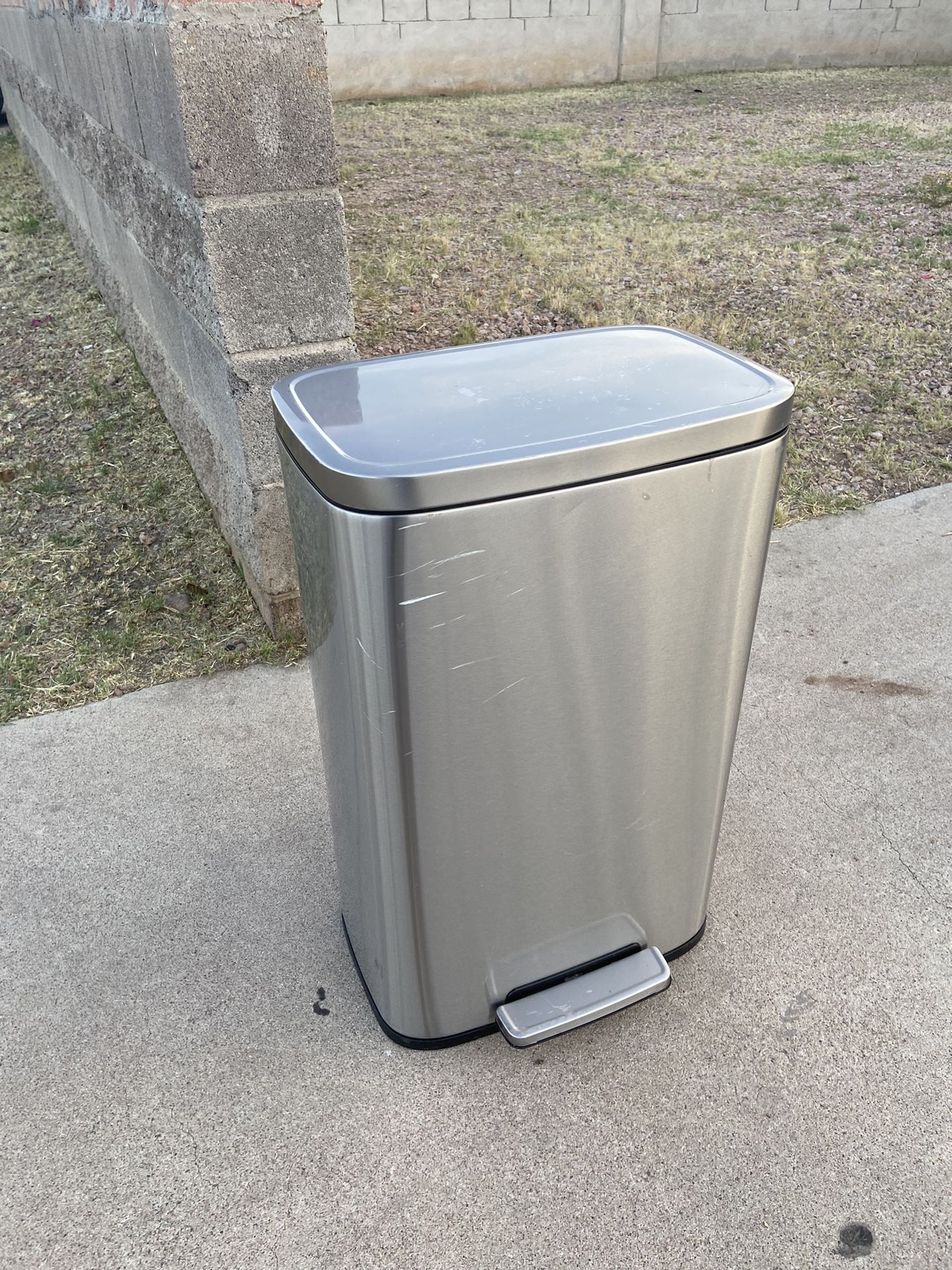 13 Gallon Trash Can/ Basurero De 13 Galones (buena Condición/ Good Condition) 