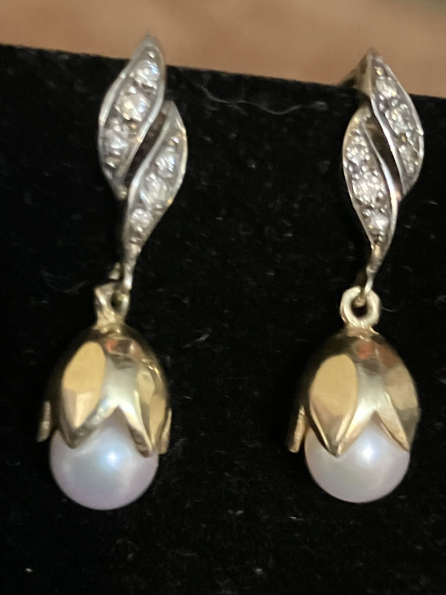 18k Diamond Pearl Earrings .