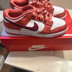W Nike Dunks Low Vday 