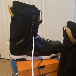 Snowboard boots