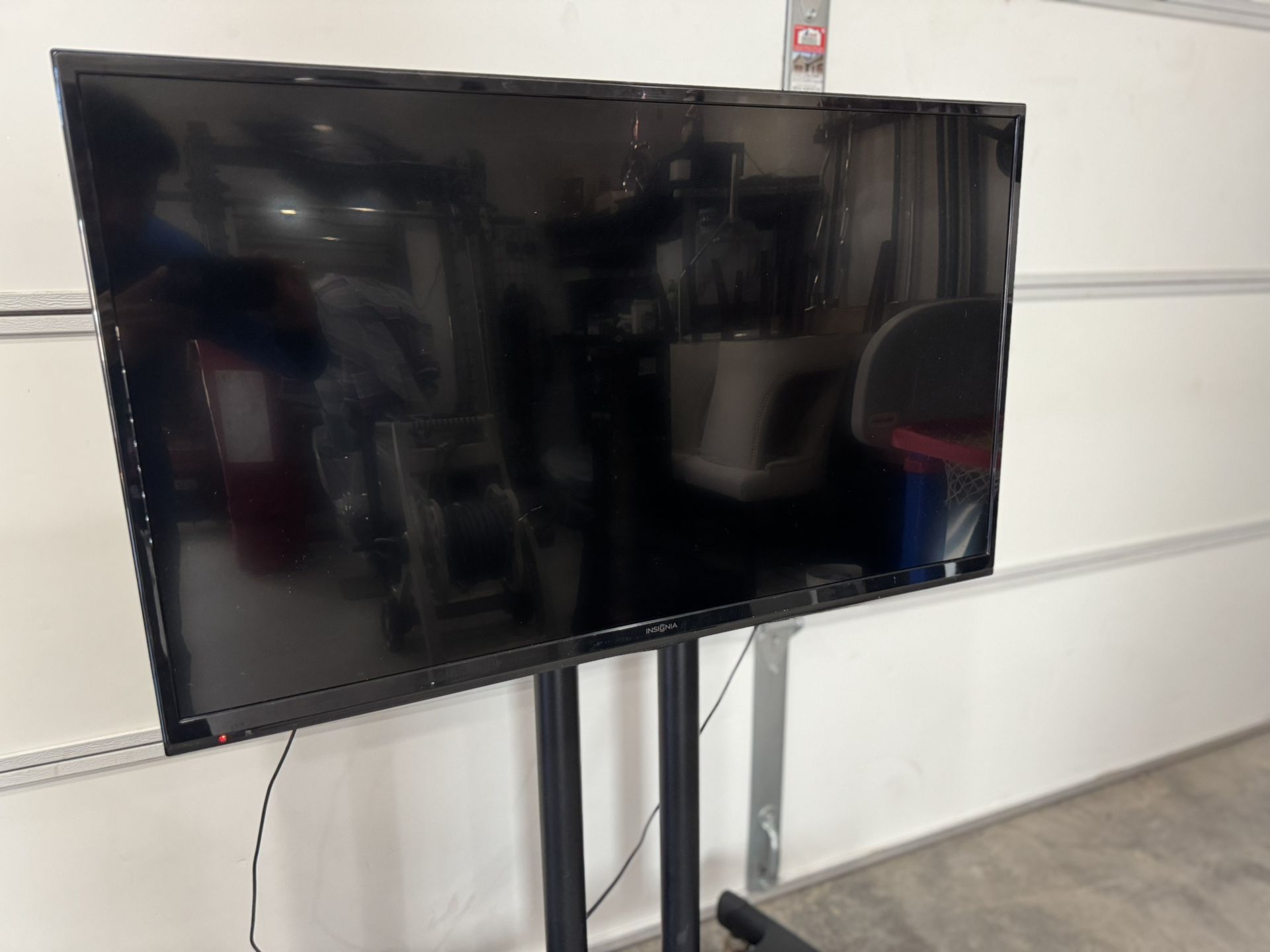 Insignia 40” on rolling stand. NOT SMART TV, NO REMOTE. -35ave & Glendale