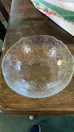 Beautiful Grape/Leaves Glass Serving Bowl