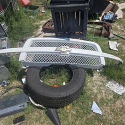 Chevrolet's front Grill, weird Chevrolet, bow tie.2005/2008