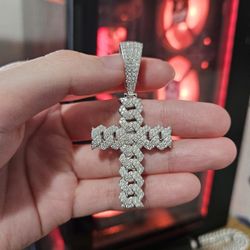 Cross Pendant Moissanite 