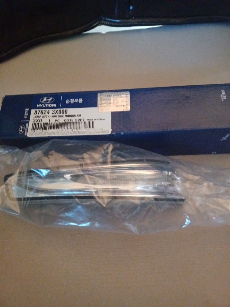 (OEM) 2011-2016 Hyundai Right Passenger Side Mirror Signal Assembly. Asking $15