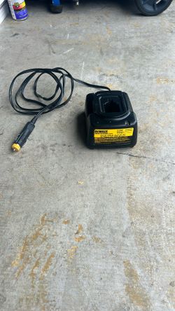 Dewalt 18 bolt car charger in excellent condition don’t need it