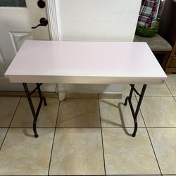 Mesa Plegable Blanca Rosa Alto 29”X41”X20” White and Pink Folding Table, 29” x 41” x 20”