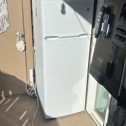 Medium Size Apartment Style Fridge For Sale