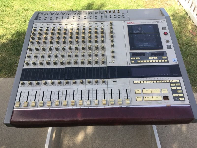 AKAI Professional Mixer MG1214