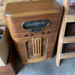 Antique Radio / Record Player 