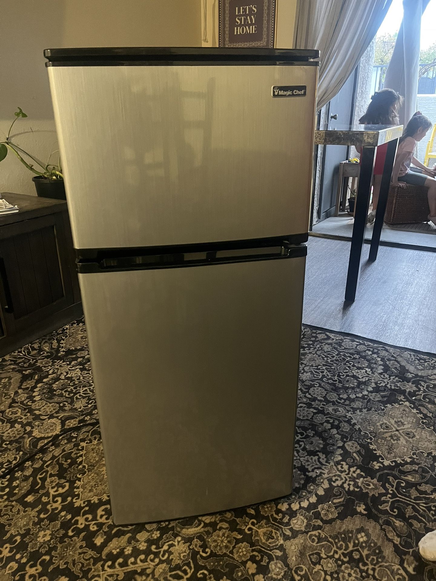 Magic Chef Mini Fridge/freezer