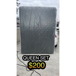 QUEEN MATTRESS WITH BOX SPRING 