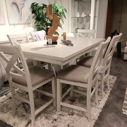 Robbinsdale DiningTable and 4 Chairs
Ashley Furniture$20 Down Payment and delivery available 