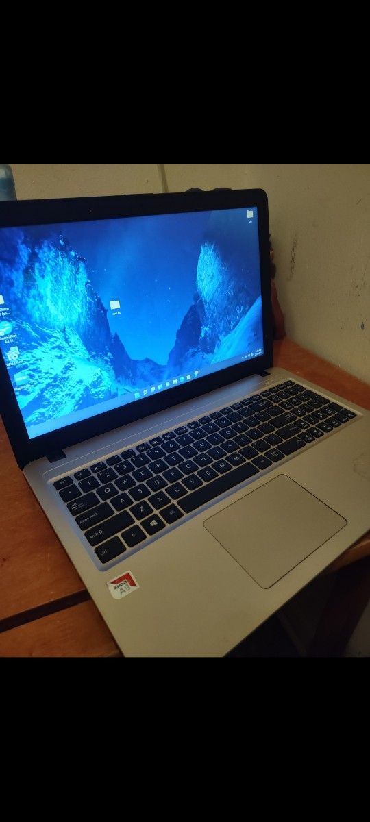 Asus VivoBook 15 X540BA 1 Tb Hard drive 8 gigs memory Windows 11 dual boots into Linux asking $130