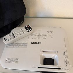 EPSON  3 LCD PROJECTOR