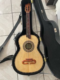 Guitarra de golpe with hard case