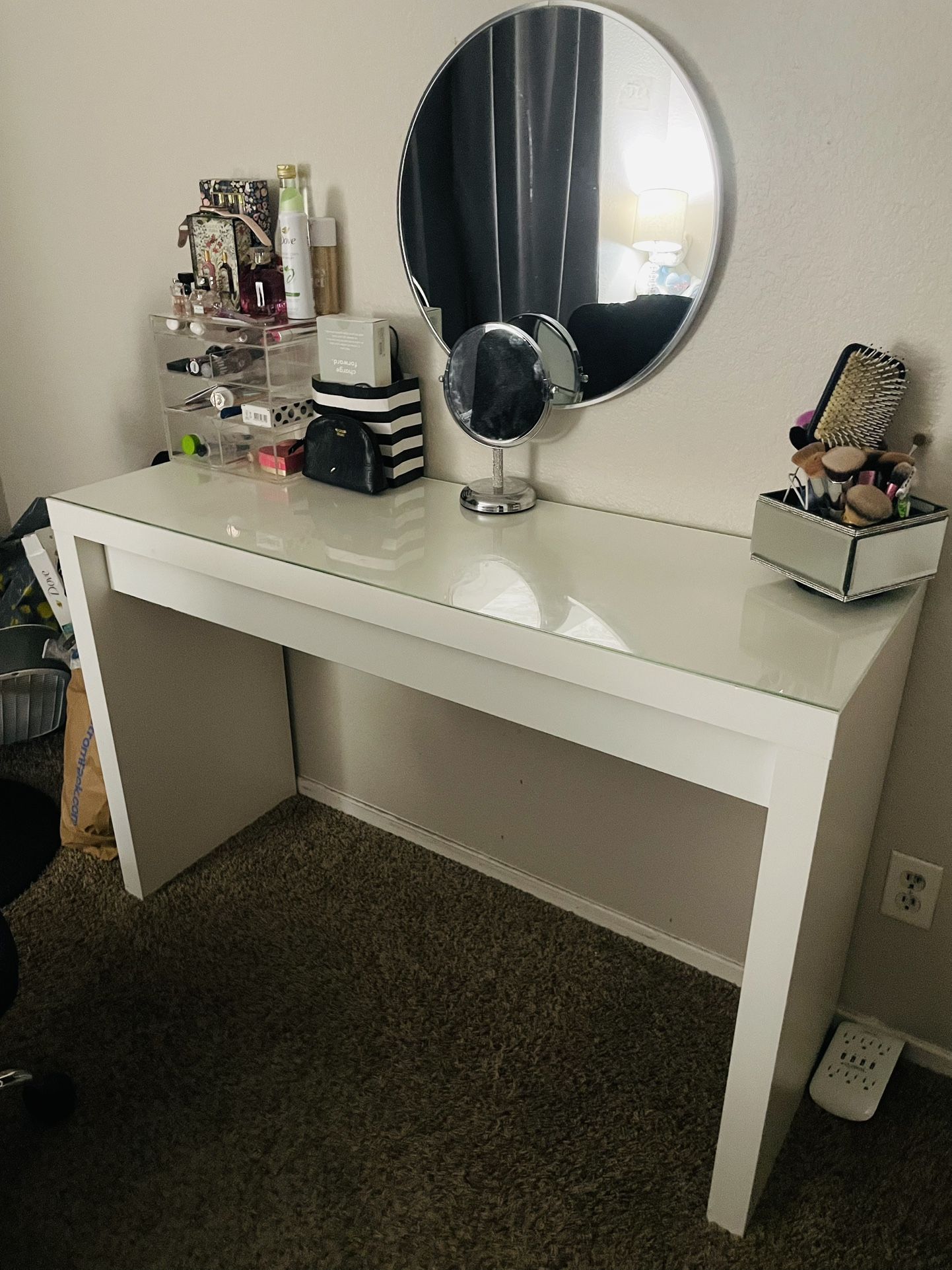 Makeup vanity ( Free round mirror included )