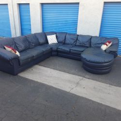 Leather sectional couch 🛋️ very nice