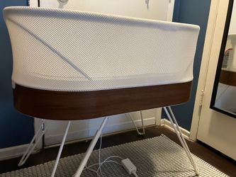 Snoo Bassinet + new mattress pad, sheets, 3 swaddles