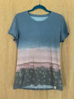 Ten Tree Woman’s Graphic T-Shirt Size Large