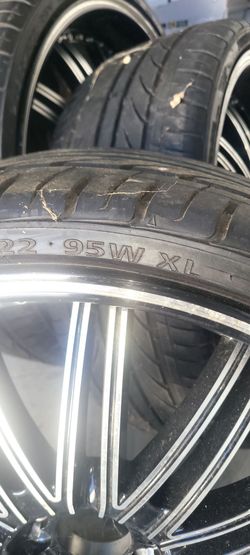 Stylish 22-inch alloy rims with a black and silver finish. These wheels have 255/30ZR22 Delinte tires!!!