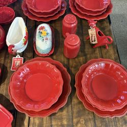 Red  Pioneer Woman Dish Set With accessories