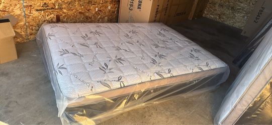Queen size pillow top mattress new