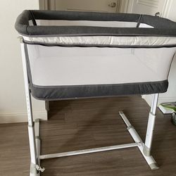 Adjustable Baby Bassinet de