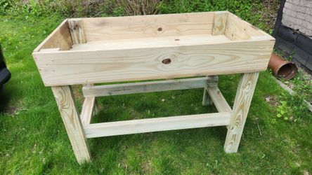 Raised garden bed