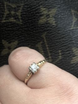 Cute 14k yellow gold diamond ring