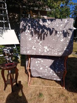 Queen bedspread (light-weight) and pillow shams