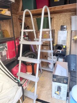 Pool ladder