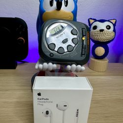 Sony Walkman  SRF-M35 Vintage Radio w/ NEW Apple EarPods Bundle