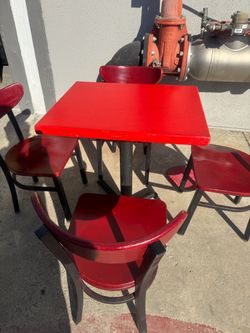 Red Bistro Table and Chair Set/ un set de 4 sillas y mesa usado bueno