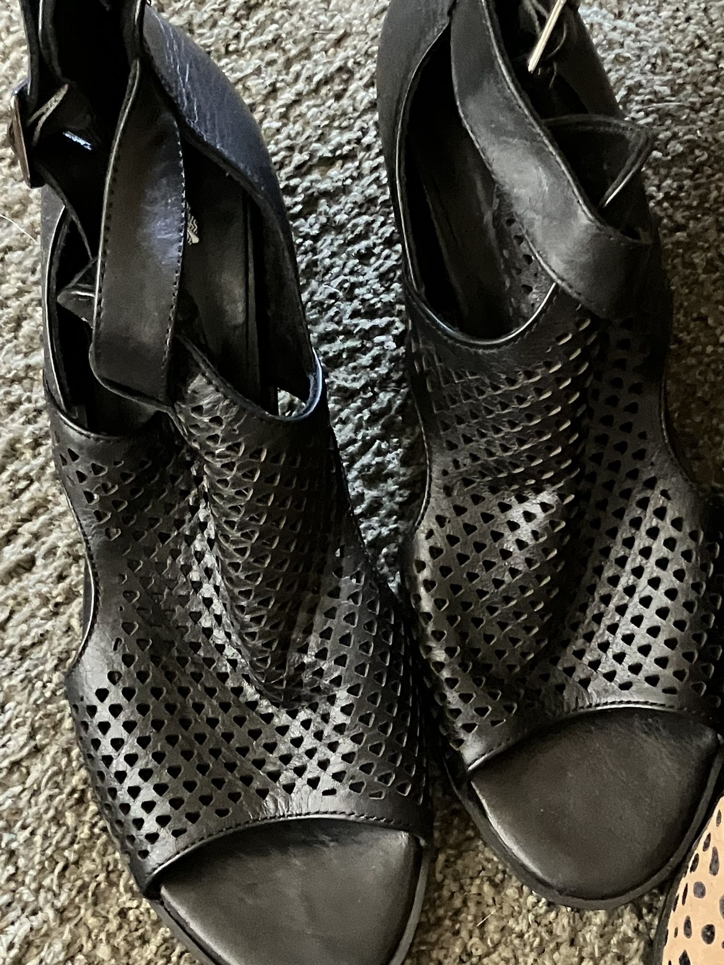 Size 9.5 WBlack Leather Shoes/Sandals