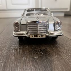 Diecast 1/18 Scale 1966 Mercedes-Benz 280SE Convertible 