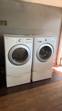 LG washer and electric dryer everything works great 👍 toda Trabaja bien puede benir a calarlas sin compromiso