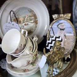 Set Of 4 Tea Cups And Saucers And 4 Currier And Ives Dessert Plates 