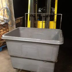 Rubbermaid Heavy Duty Container On Wheels