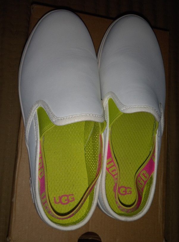 FIRM IN MERCED‼️WOMENS UGGS SIZE 5 BUT FITS A SIZE 7