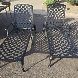 $400  BEAUTIFUL PATIO LOUNGE CHAIRS IN GREAT CONDITION 