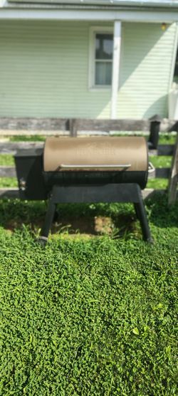 32" Traeger Pellet Smoker