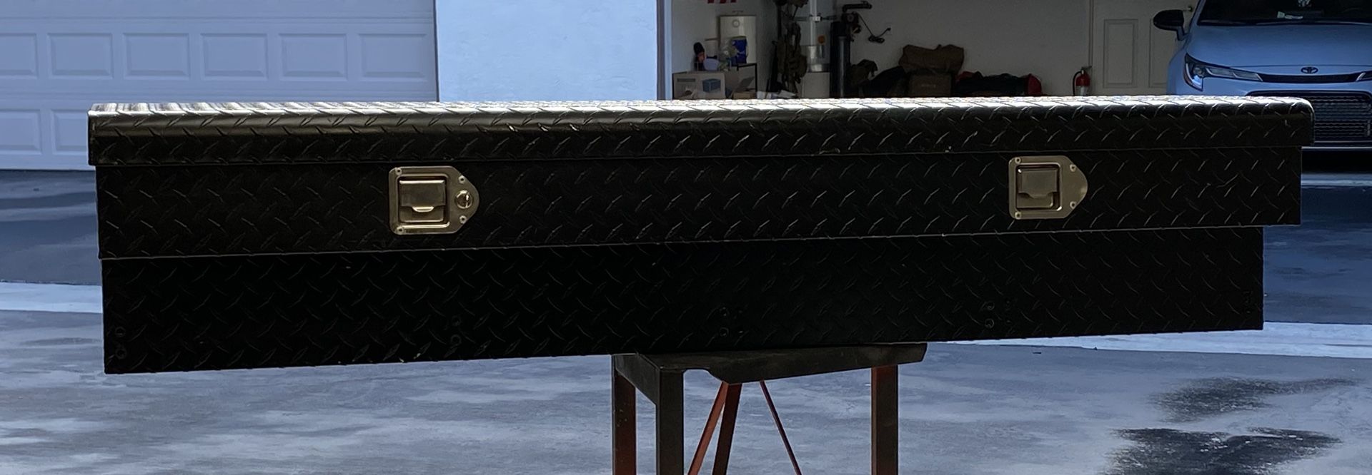 Extremely heavy duty, large, thick aluminum diamond plate side tool box with Key! 