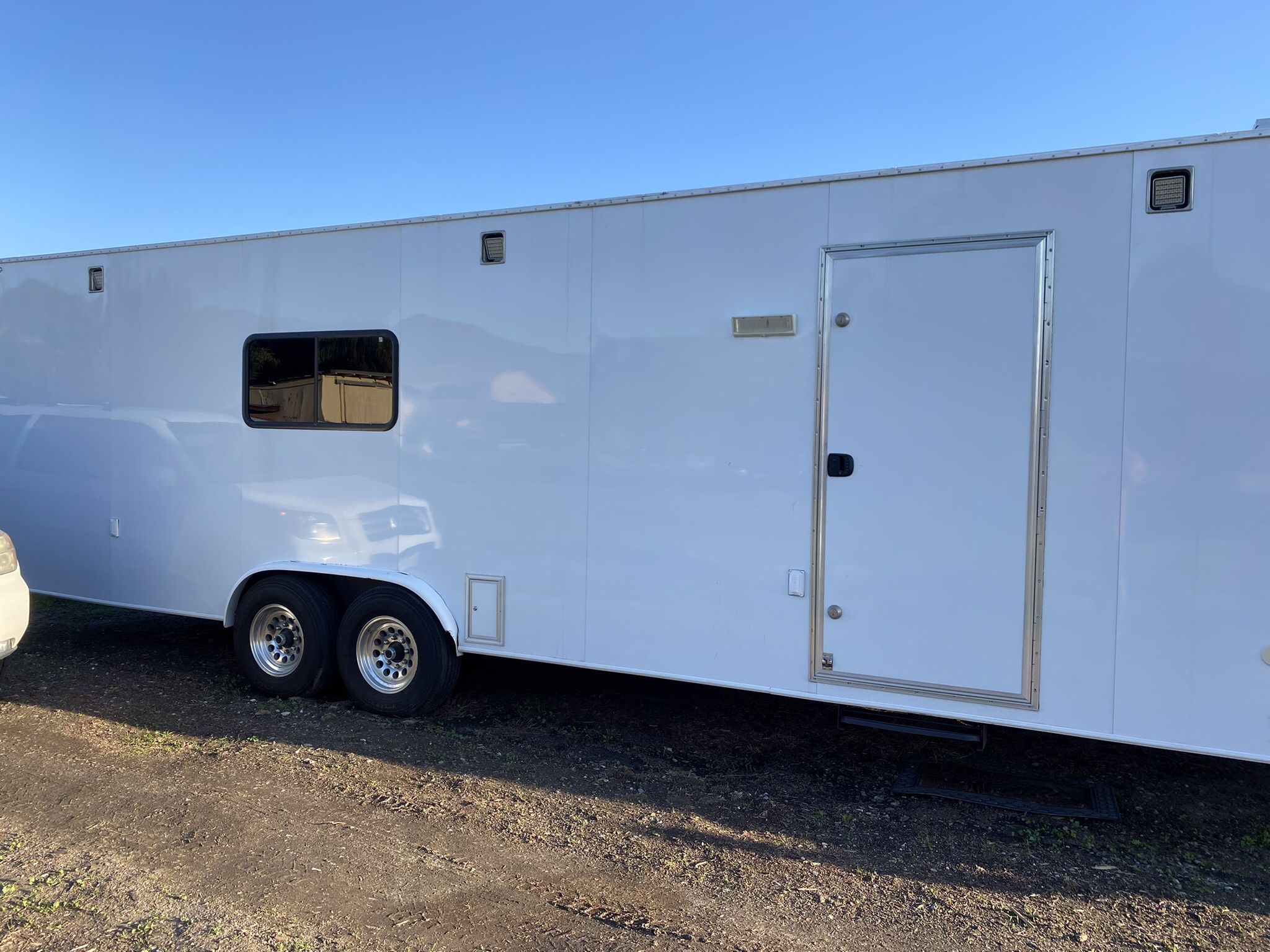 2017  27” SPORT / UNIVERSAL ENCLOSED  TRAILER ON 8 LUG WHEELS 