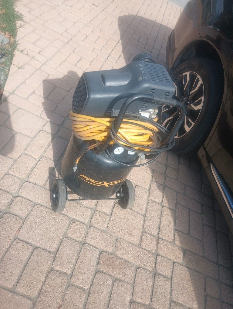 10 Gallon 3 Horsepower Working Compressor. With Husky Hose 