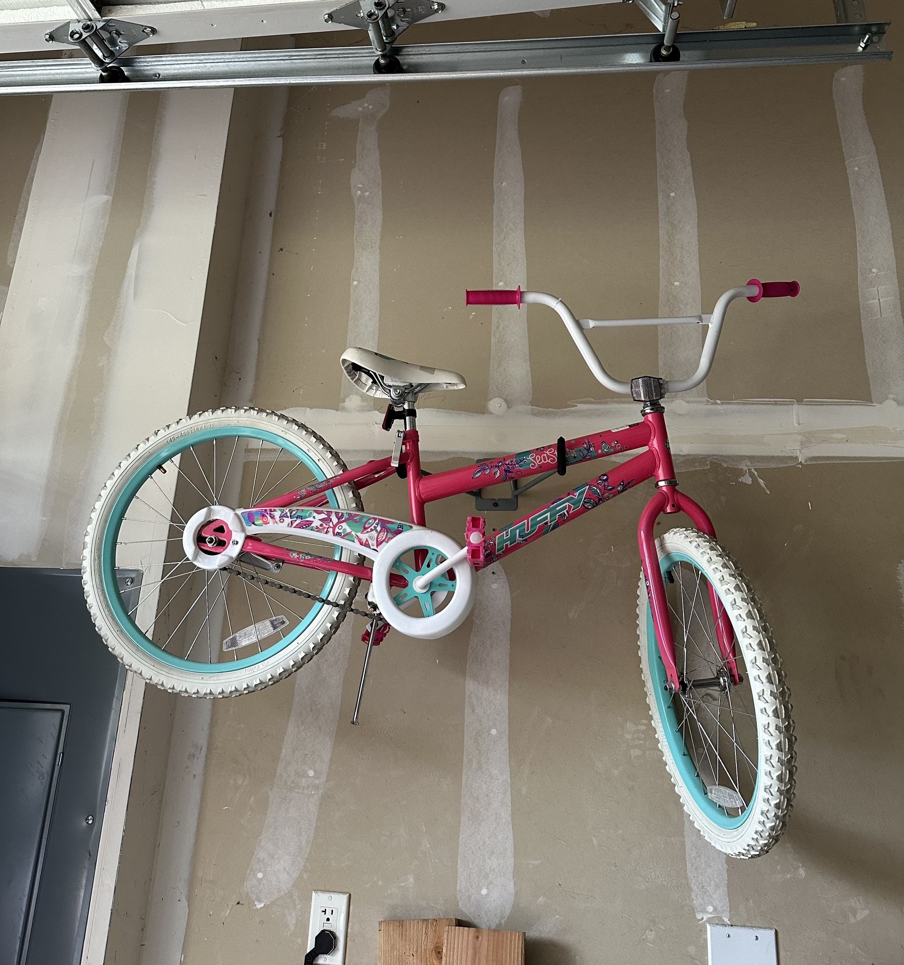 (PENDING PICK UP) Free Girls Bike & Scooter 