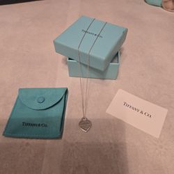 9.25 - TIFFANY & CO - Chain And Pendant 