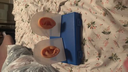 Piercing kit + 2 practice ears