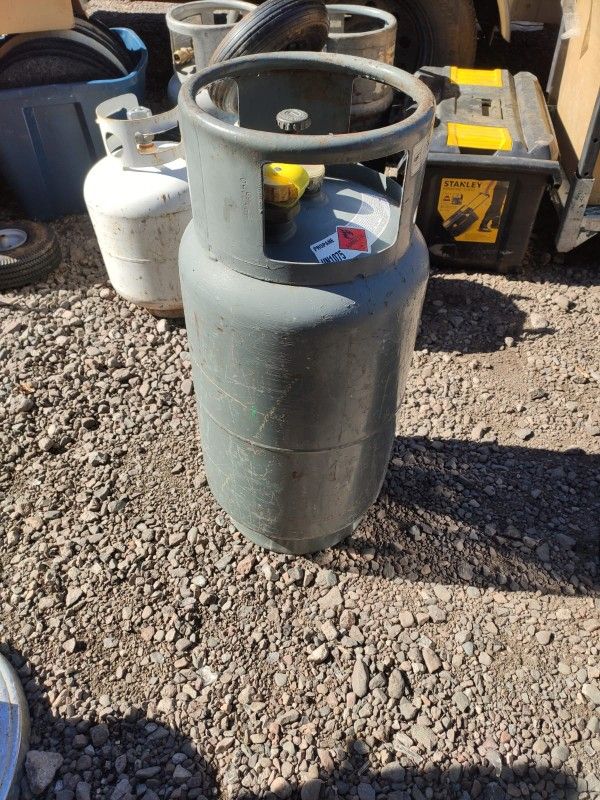 FORKLIFT PROPANE TANKS